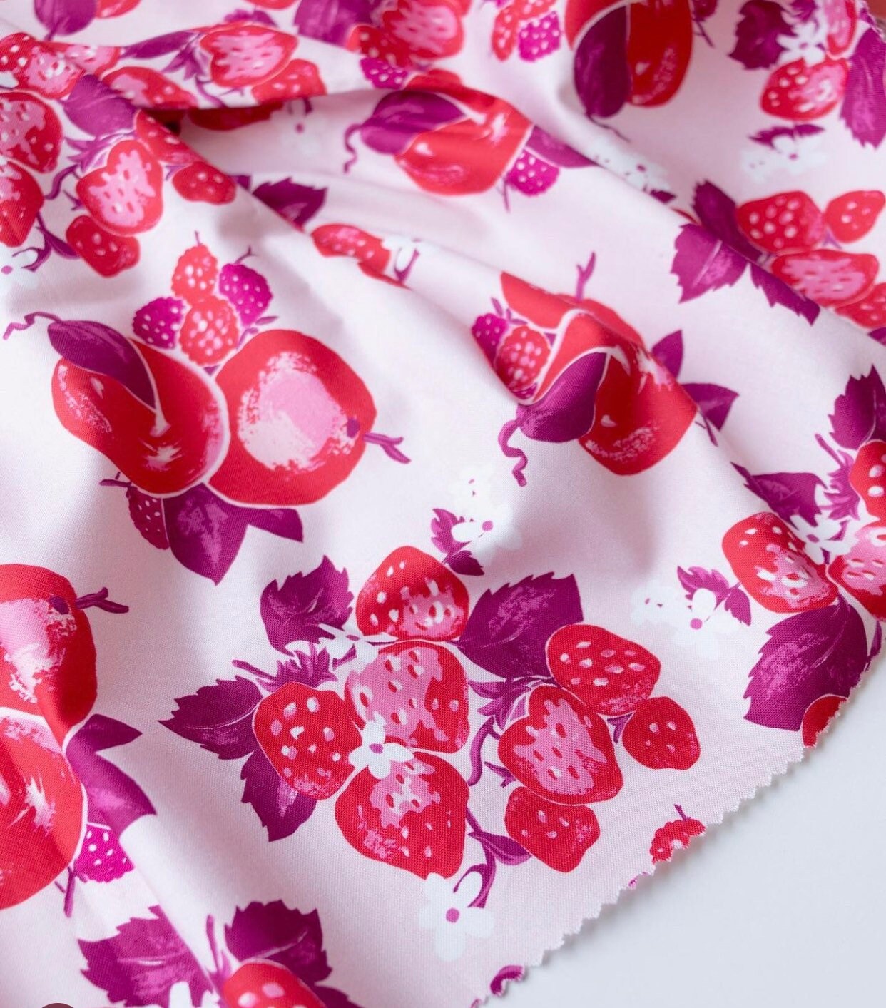 Love in bloom FIGO - Lollipops yardage 90622-20 | in stock | Louise Pretzel | valentine | Red | Pink | Hearts | Roses | Kisses | PINK