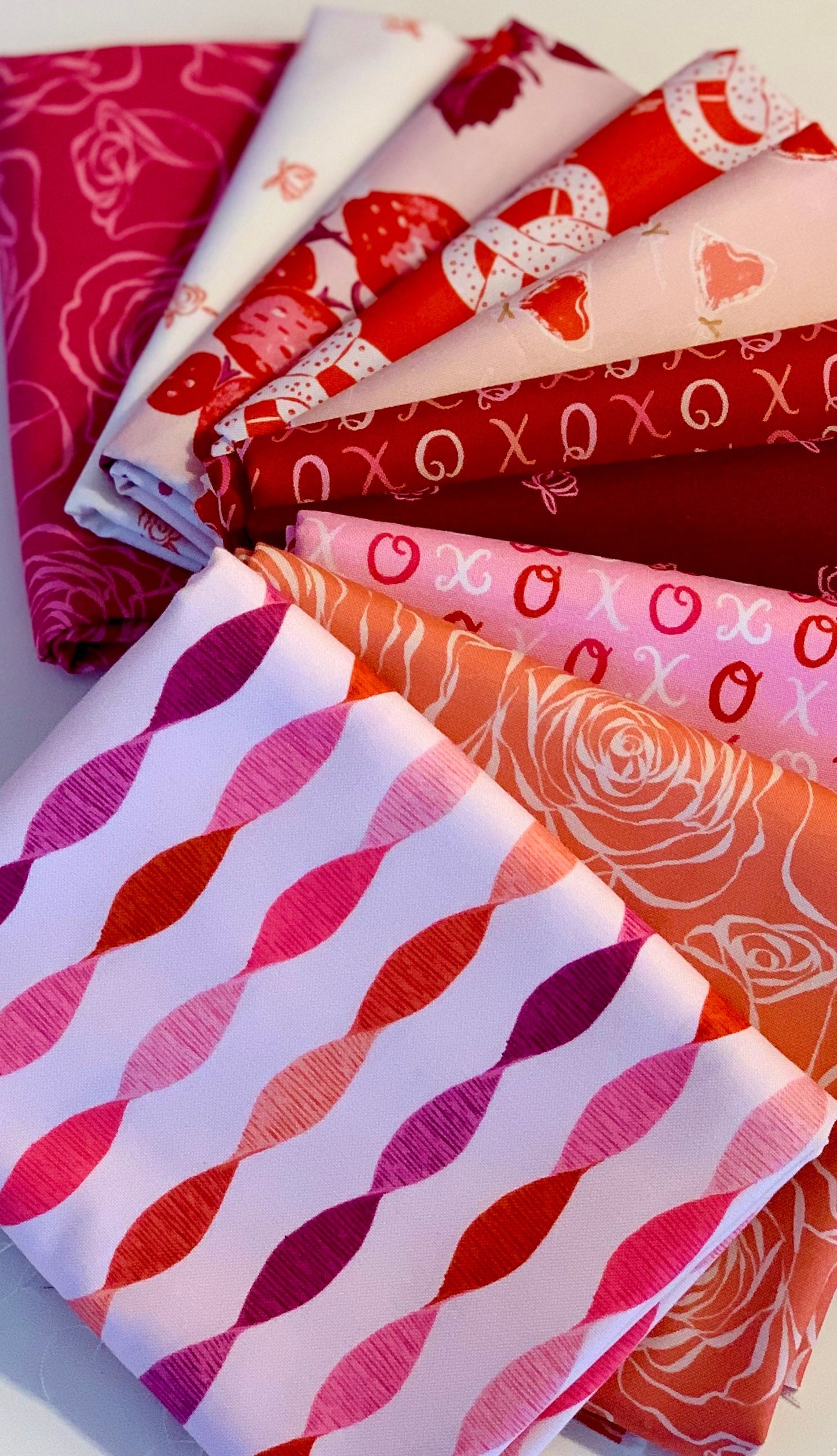 Love in bloom FIGO - Lollipops yardage 90622-20 | in stock | Louise Pretzel | valentine | Red | Pink | Hearts | Roses | Kisses | PINK