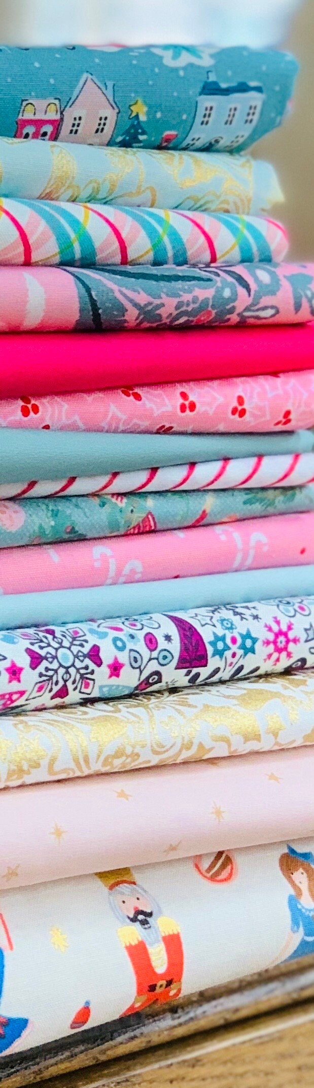 Happy pink Holidays 15 FQ bundle AGF - Liberty -wintertime | metallic | Holiday classics | Cozy Christmas Lori Holt - Christmas in the city