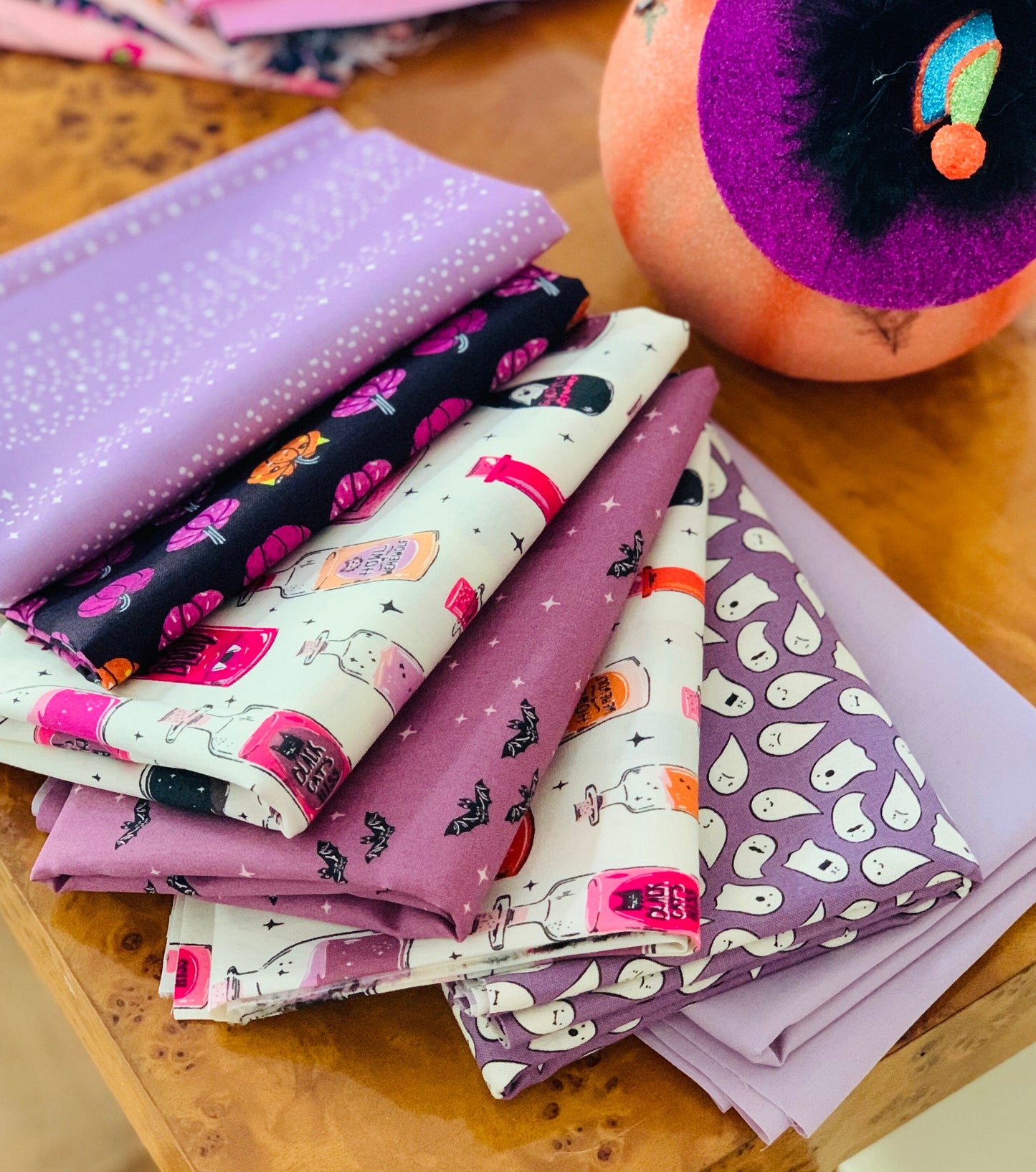 Halloween by color - Mauve AGF spooky n sweet - bring your own boos | 7 Fat quarters fabrics | Mauve | spooky witchy