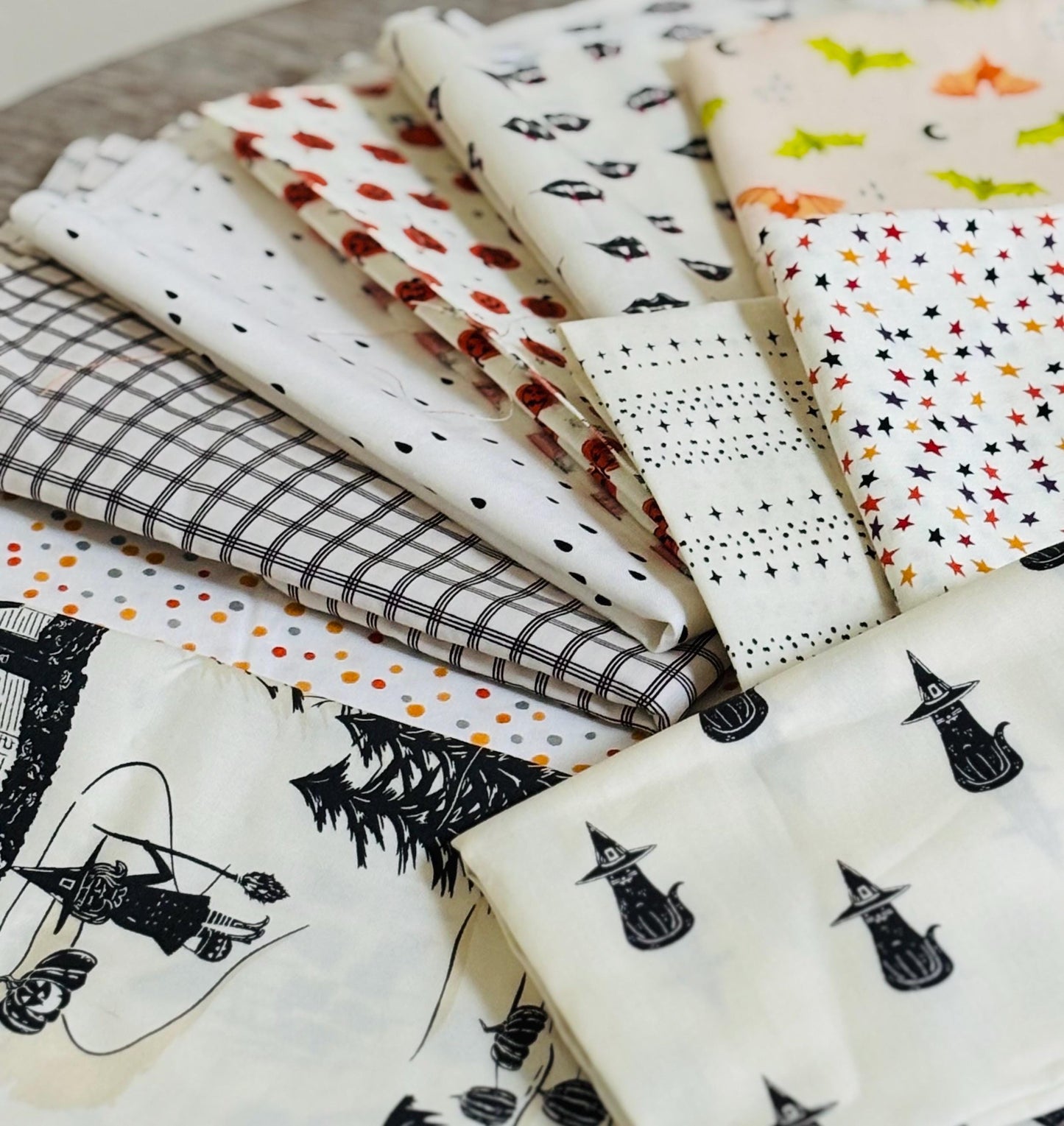 Halloween by color - low volume / day - cream / white / light AGF spooky n sweet - 10 Fat quarters fabrics