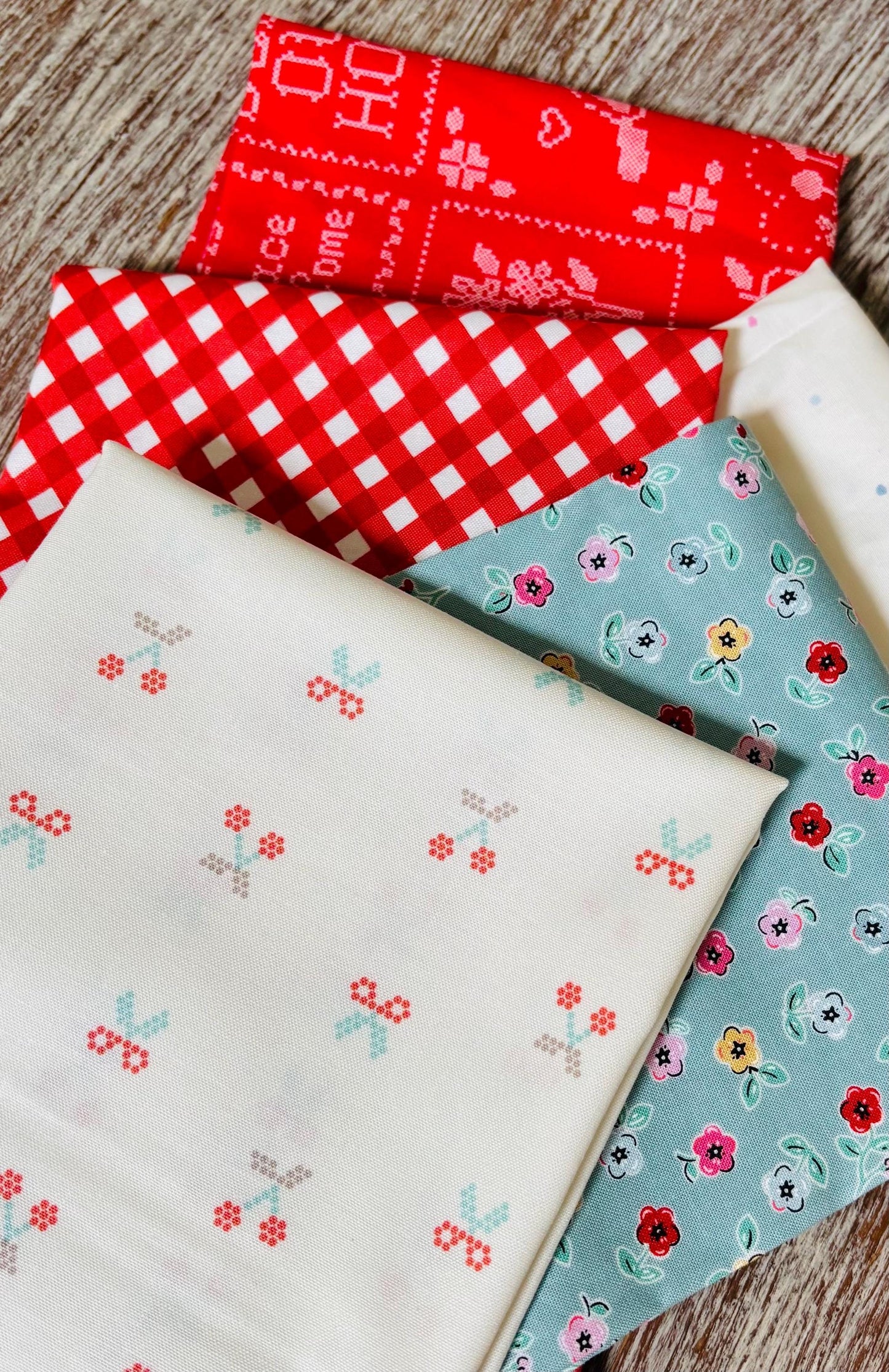 Cherry red 5 FQ / 1/2 yards| Poppie cotton | sunsetridge | vintage | in stock - RBD Plaid home sweet home