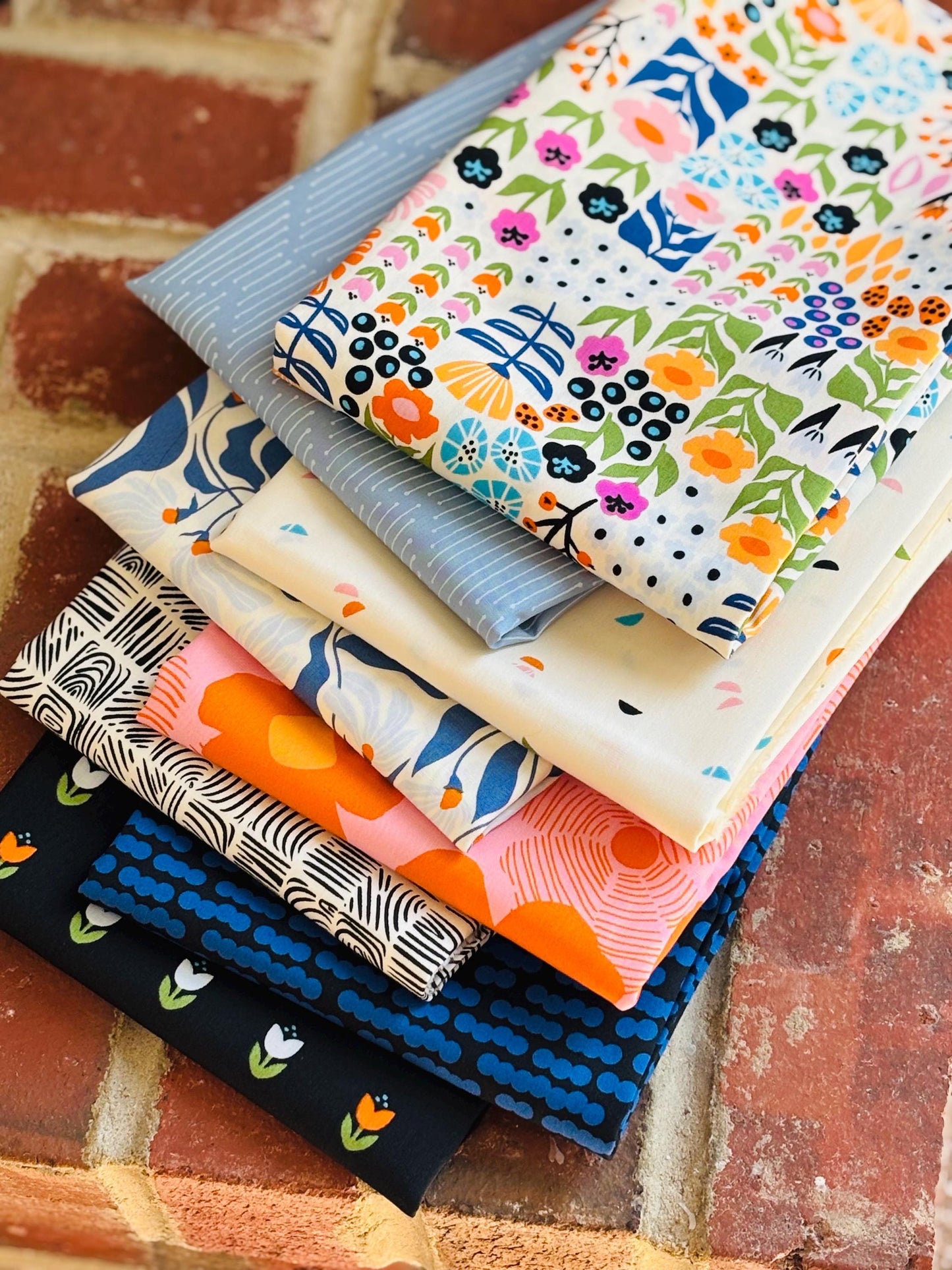 The Cur8tor - in stock - 8 Fat quarter bundle | abstract | AGF