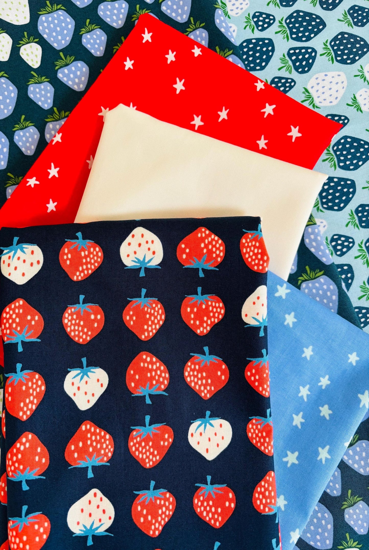 Strawberry blues Fat Quarter Bundle - under the apple tree starry - 6 Piece