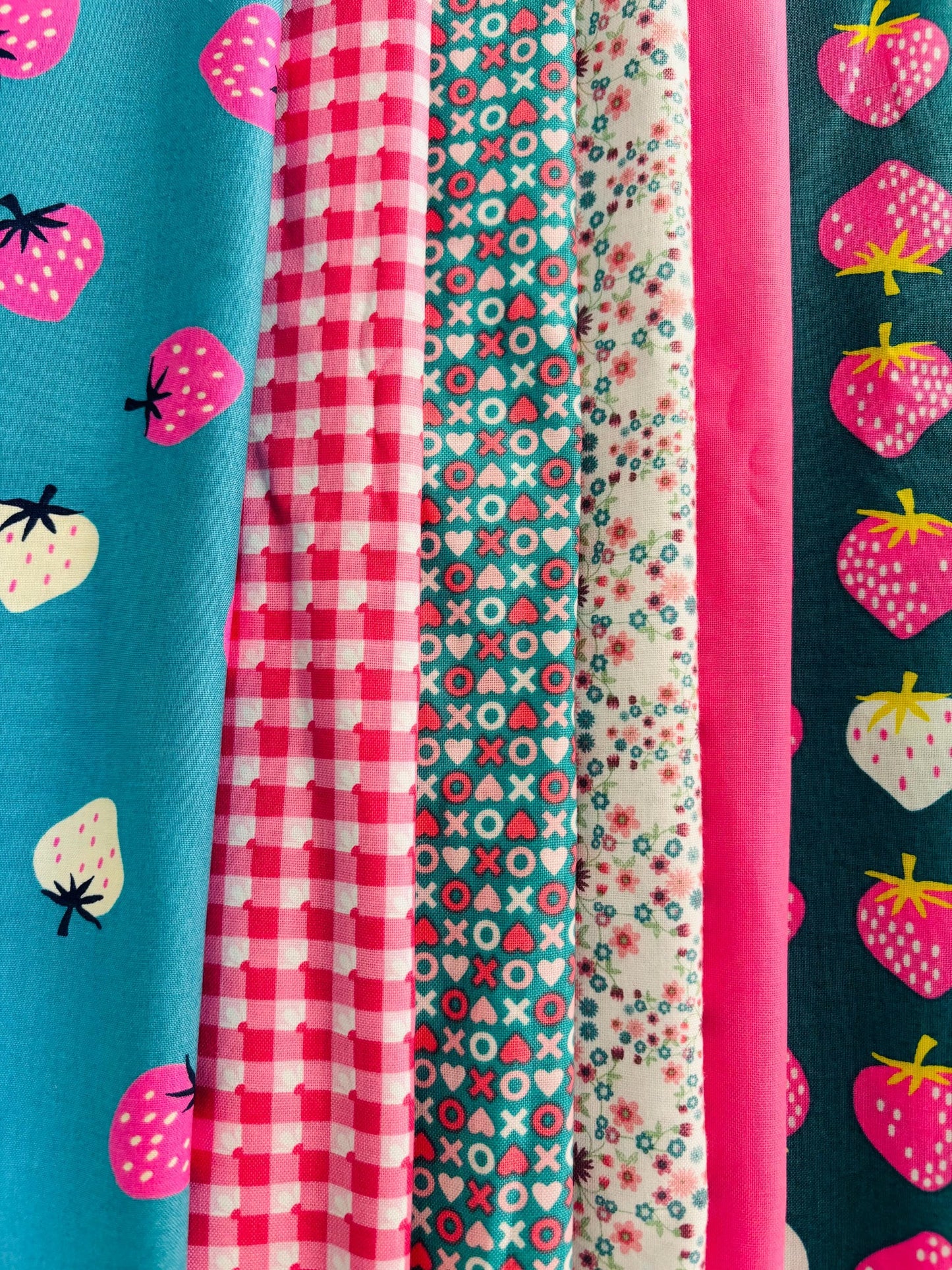 Splash of pink - 6 fat quarter bundle strawberry gingham smitten chicken ruby star