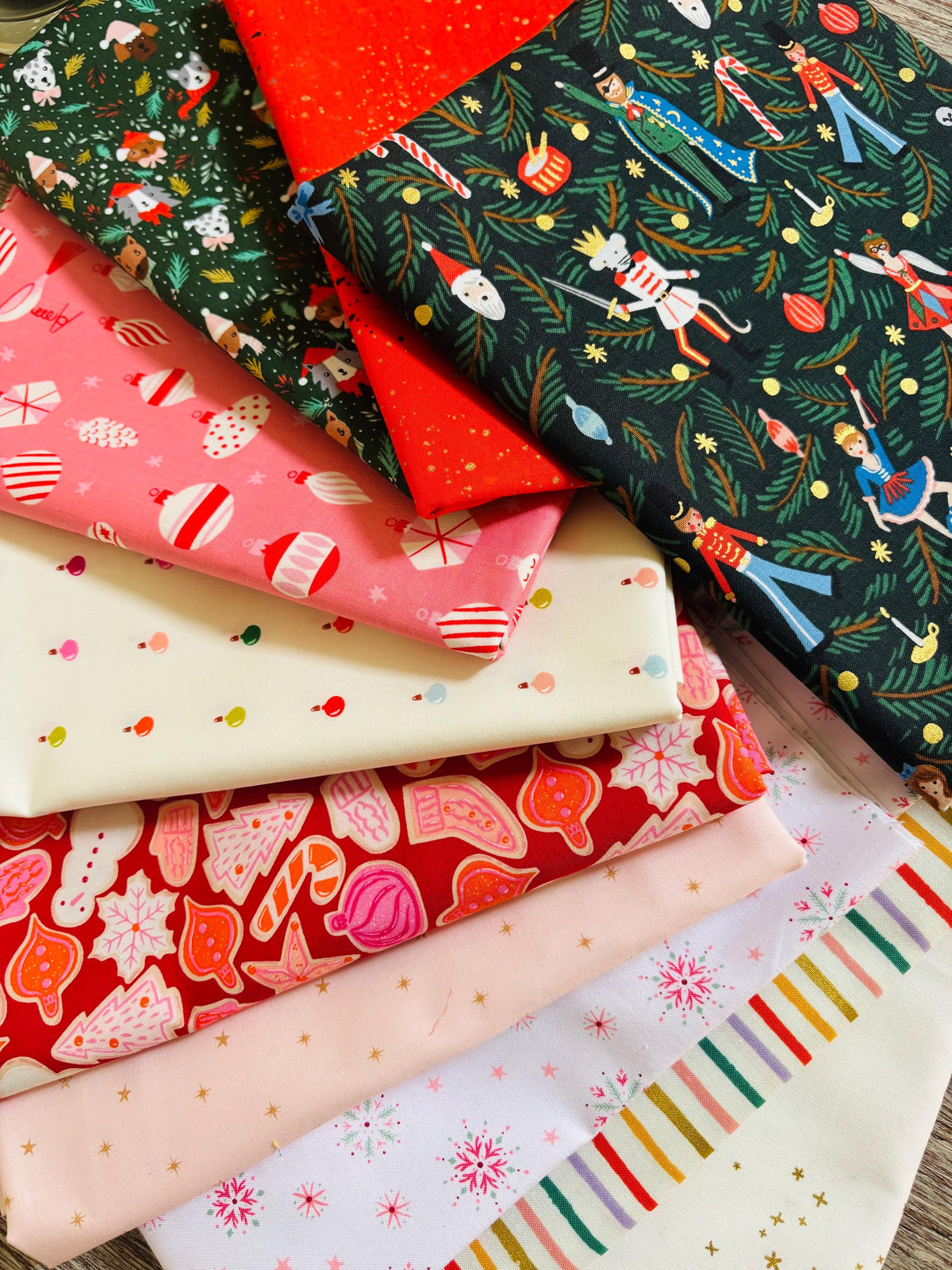 Decorate the tree - 10 fat quarter holiday bundle