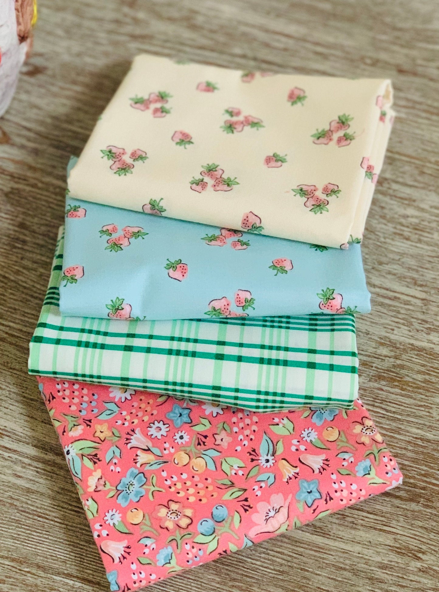 Cute little strawberry bundle - Poppie Cotton - 4 piece FQ bundle - Strawberry - plaid  Garden Party Maureen Cracknell