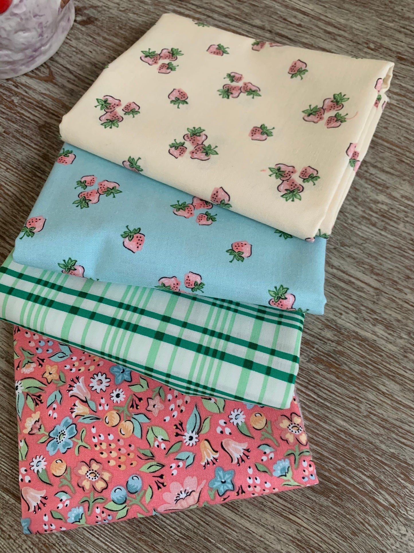 Cute little strawberry bundle - Poppie Cotton - 4 piece FQ bundle - Strawberry - plaid  Garden Party Maureen Cracknell