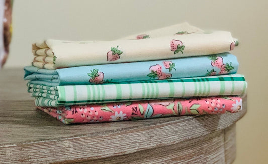 Cute little strawberry bundle - Poppie Cotton - 4 piece FQ bundle - Strawberry - plaid  Garden Party Maureen Cracknell