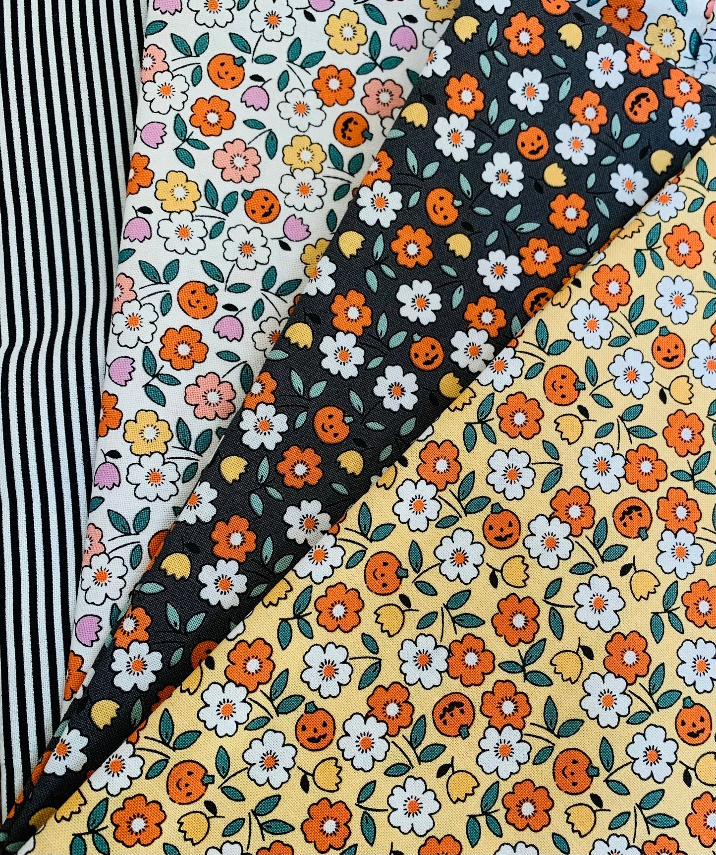 Pumpkin blossoms - Halloween - Poppie cotton |  4 Fat quarters fabrics | sweet tooth | stripe