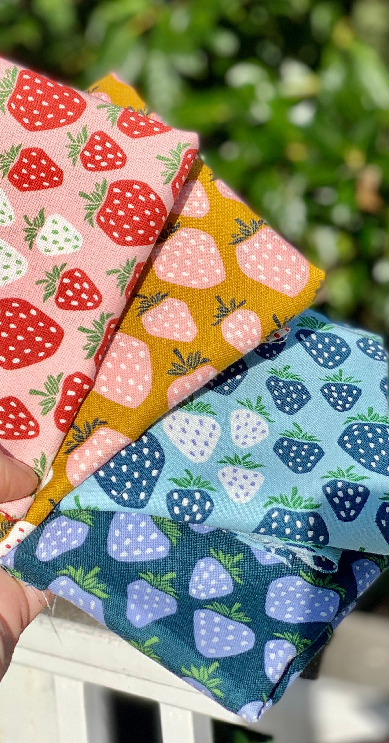 Strawberrylicious - Under the Apple Tree - 4 piece Fat quarter bundle - Strawberry - queen of berries Cotton+Stee| Loes van Oosten