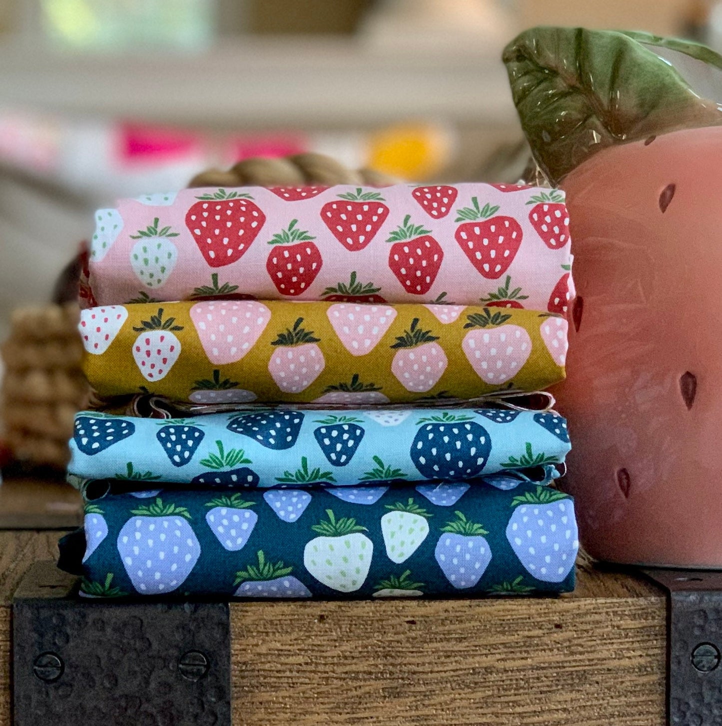 Strawberrylicious - Under the Apple Tree - 4 piece Fat quarter bundle - Strawberry - queen of berries Cotton+Stee| Loes van Oosten