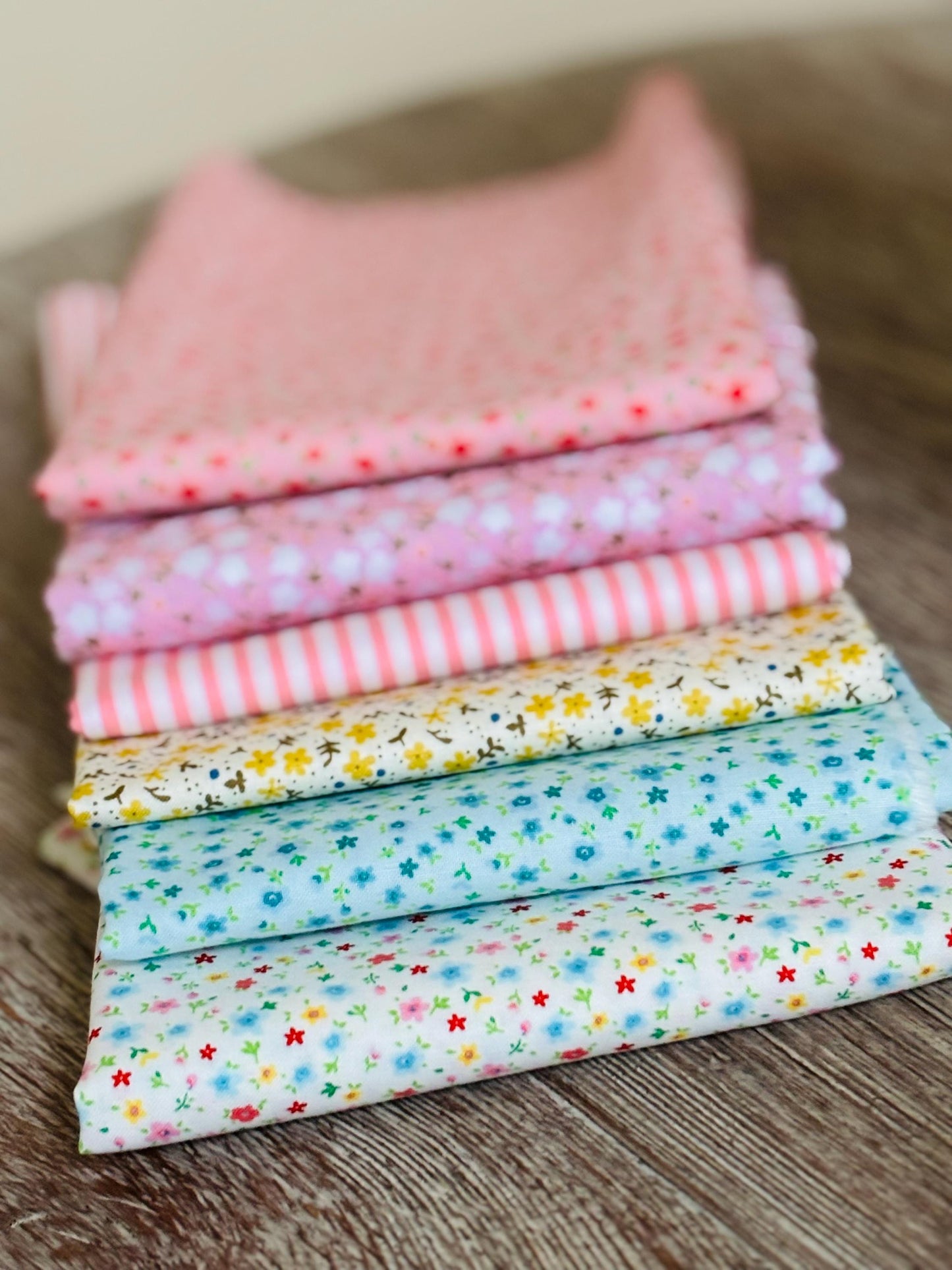 Ditsy tiny flowers - 6 fat quarter bundle including a matching stripe - Market day - poppie cotton - delightful department store