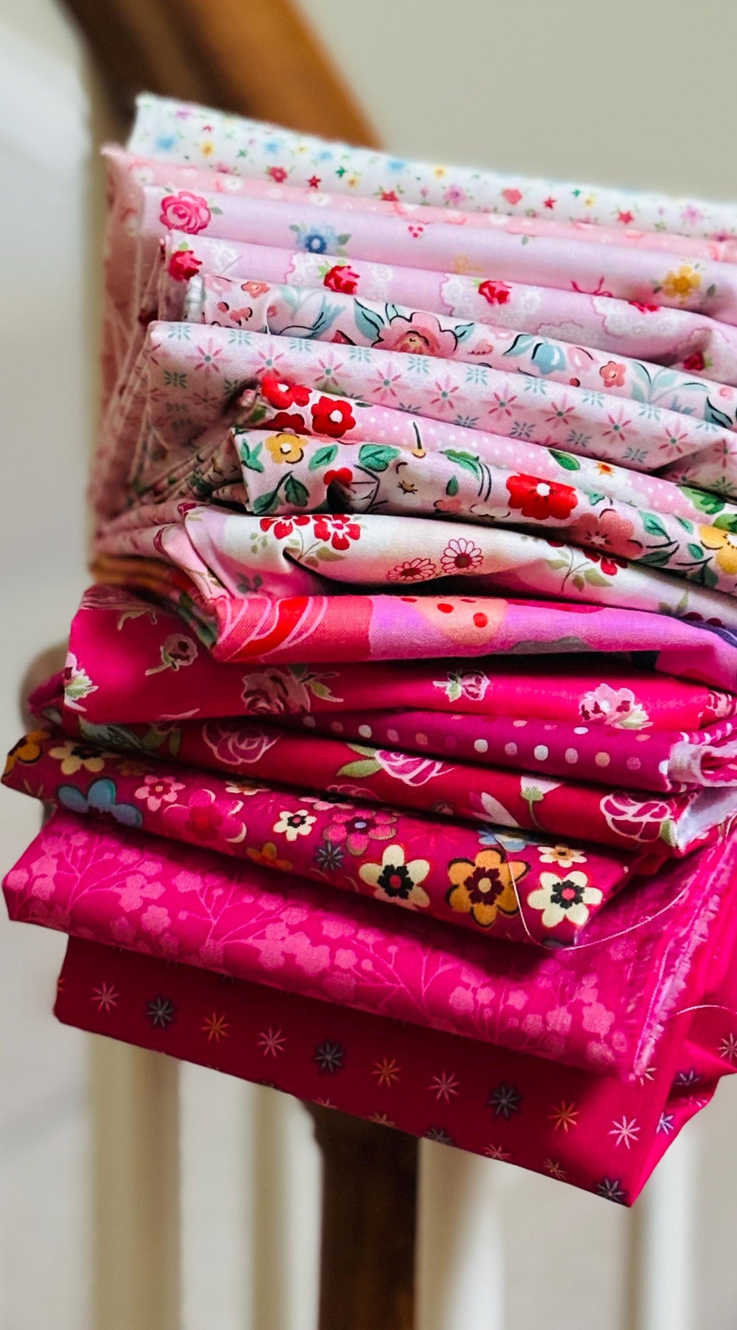 Poppie party 16 fat quarter dark to light pink - Poppie cotton collections - rosy cheeks - calico - seeing dots flower market V2