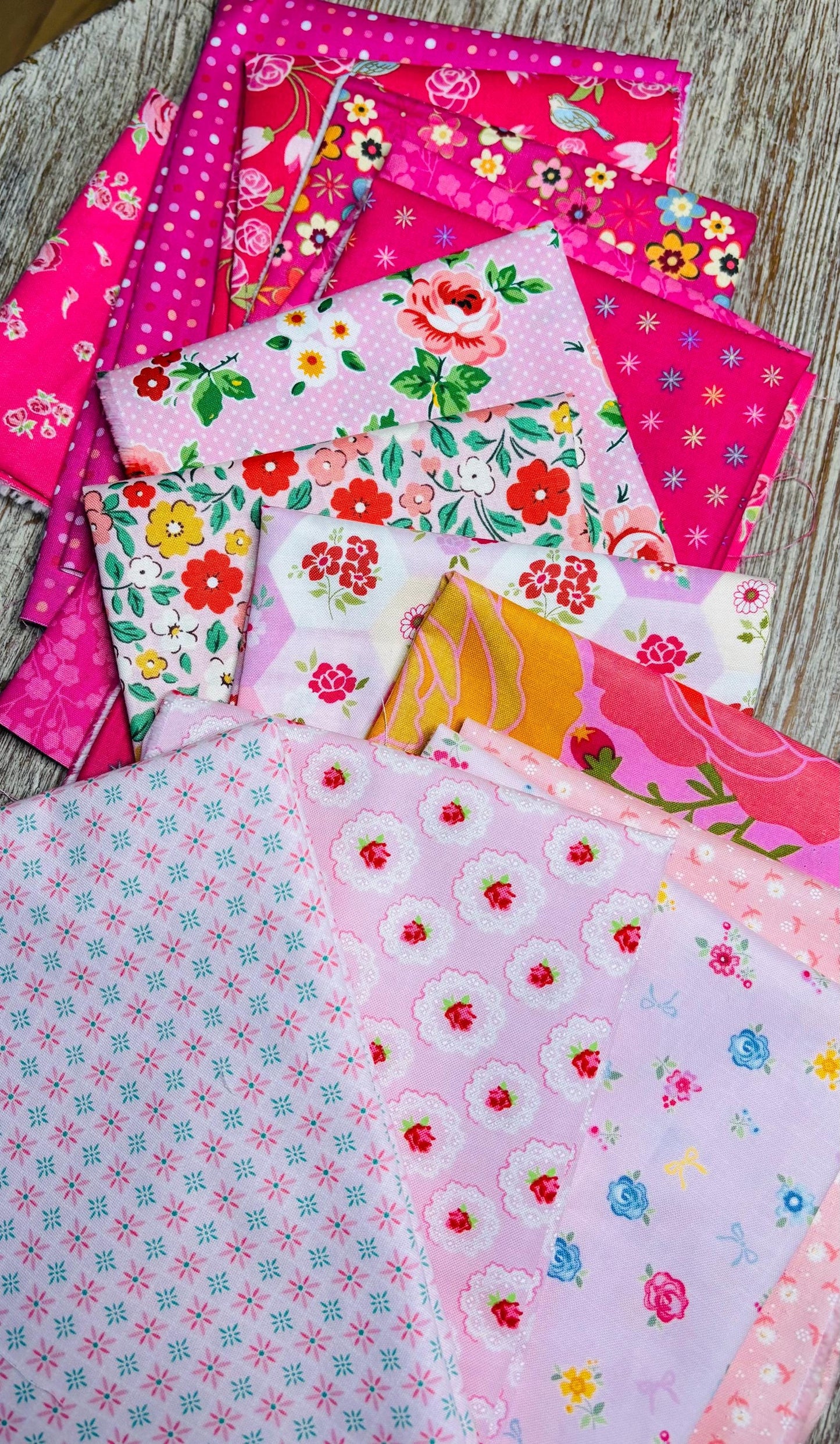 Poppie party 16 fat quarter dark to light pink - Poppie cotton collections - rosy cheeks - calico - seeing dots flower market V2