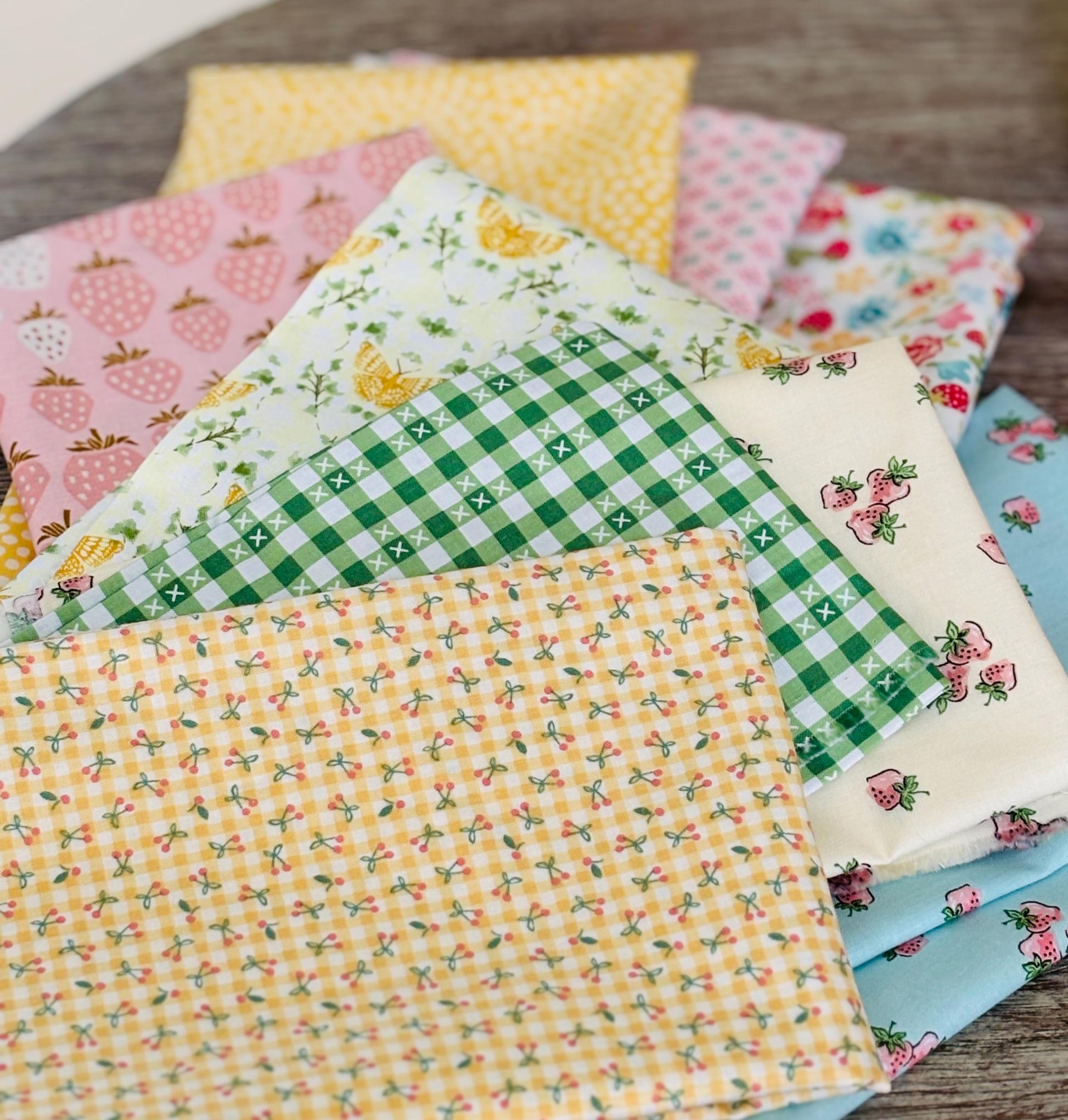 Hello spring - 9 fat quarter bundle - Poppie cotton AGD RBD Under the apple tree Plaid Rosy cheeks strawberry