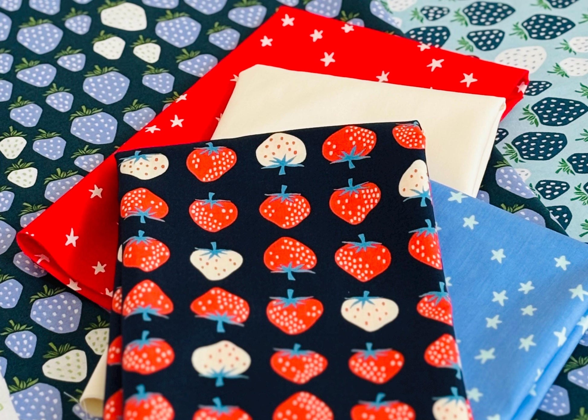 Strawberry blues Fat Quarter Bundle - under the apple tree starry - 6 Piece