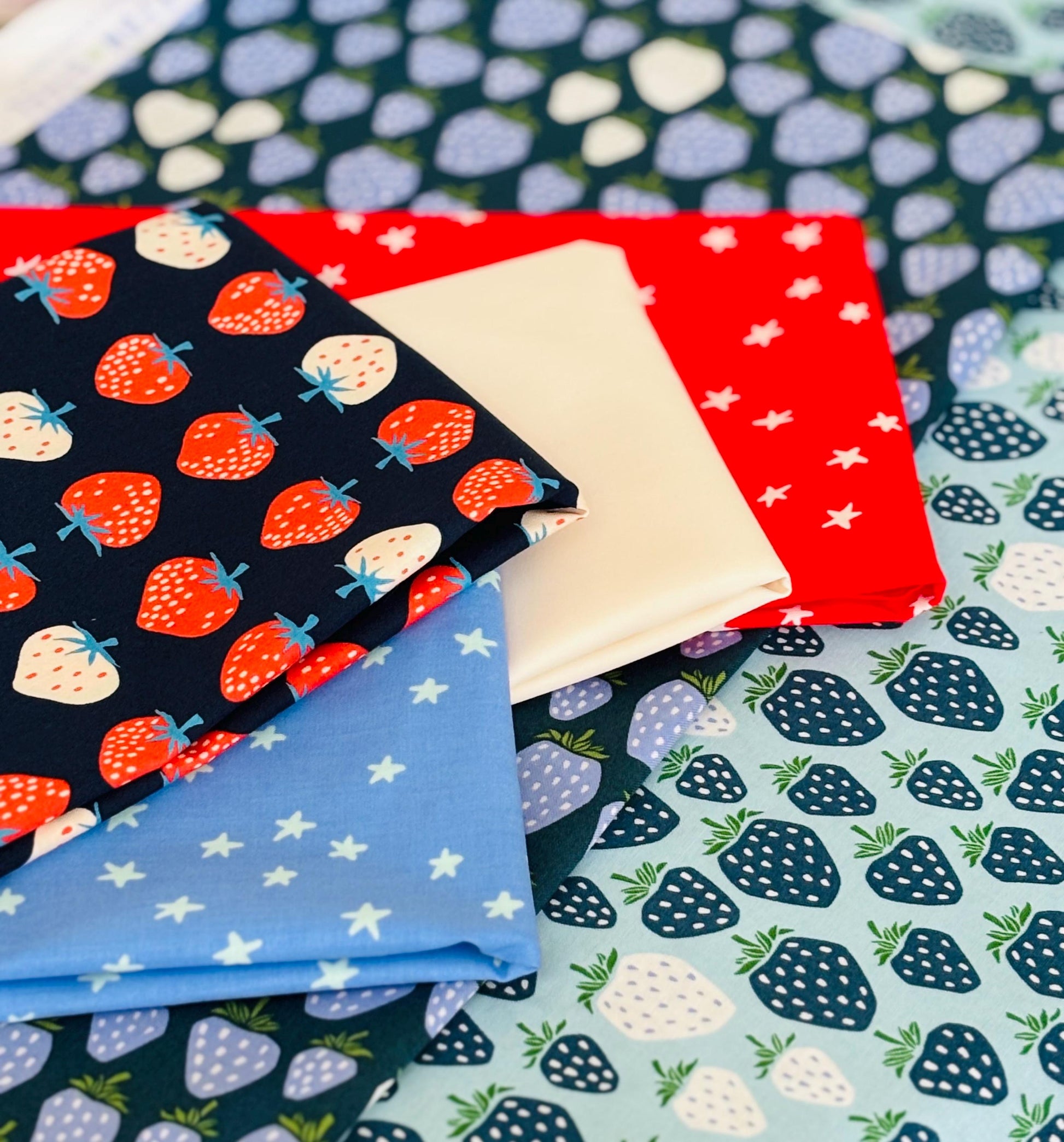 Strawberry blues Fat Quarter Bundle - under the apple tree starry - 6 Piece