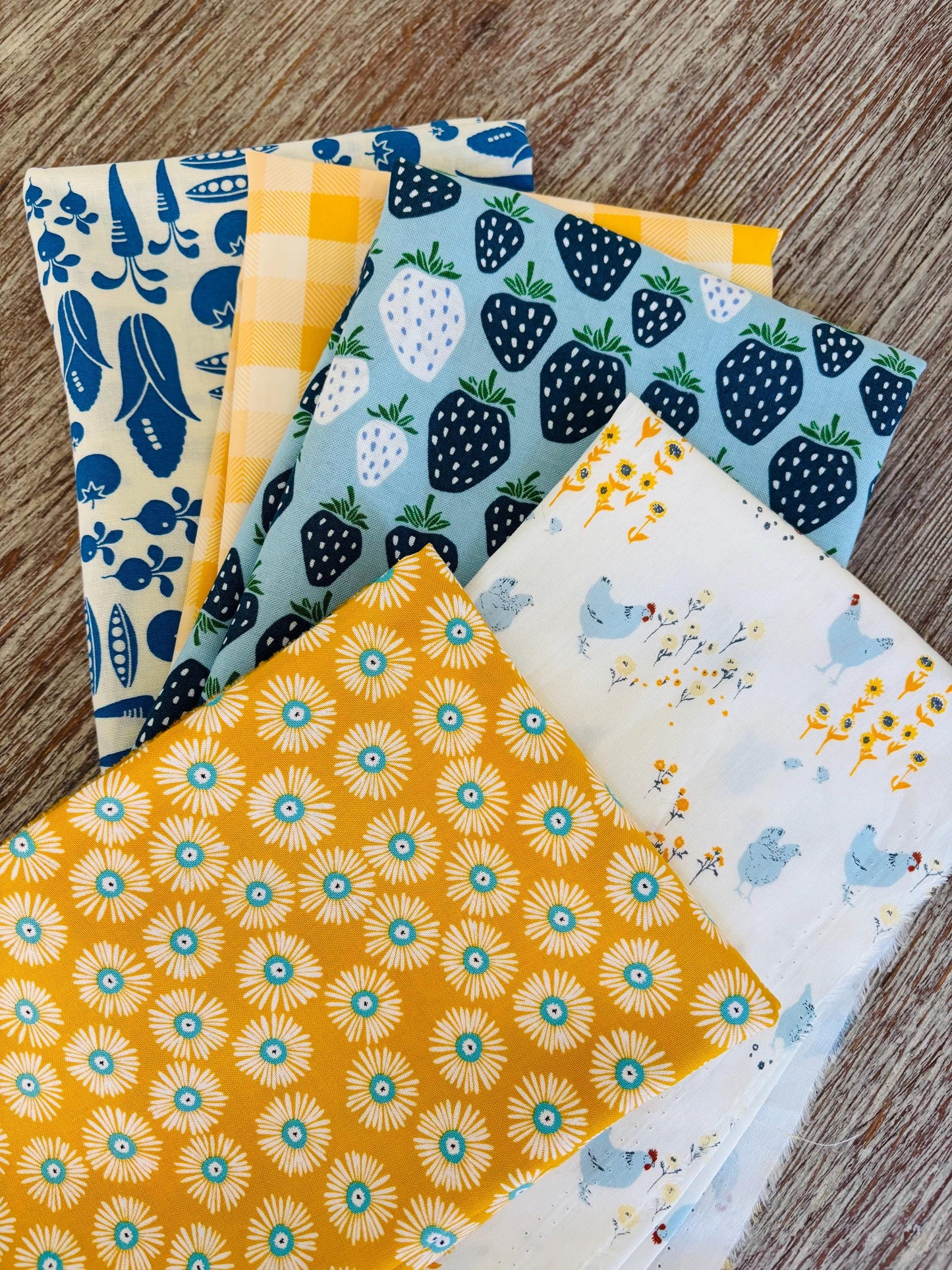 Sunshine days - 5 fat quarter bundle strawberry gingham Hey love bug
