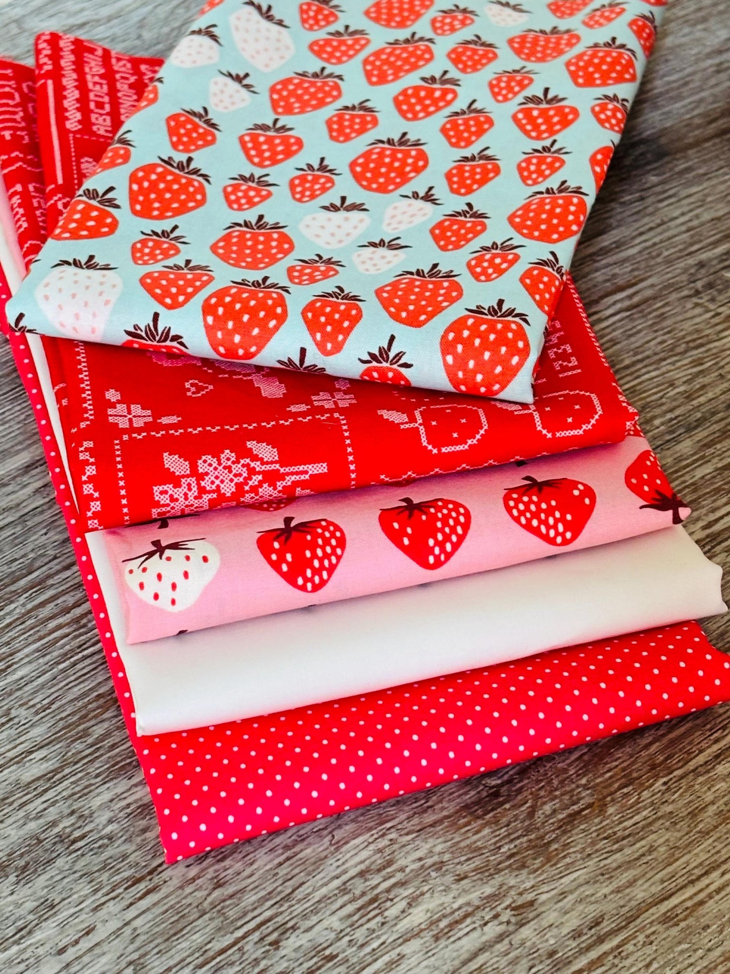 Strawberries and cream | Fat quarters bundles 5 fabrics | AGF Ruby star Kimberly Kight