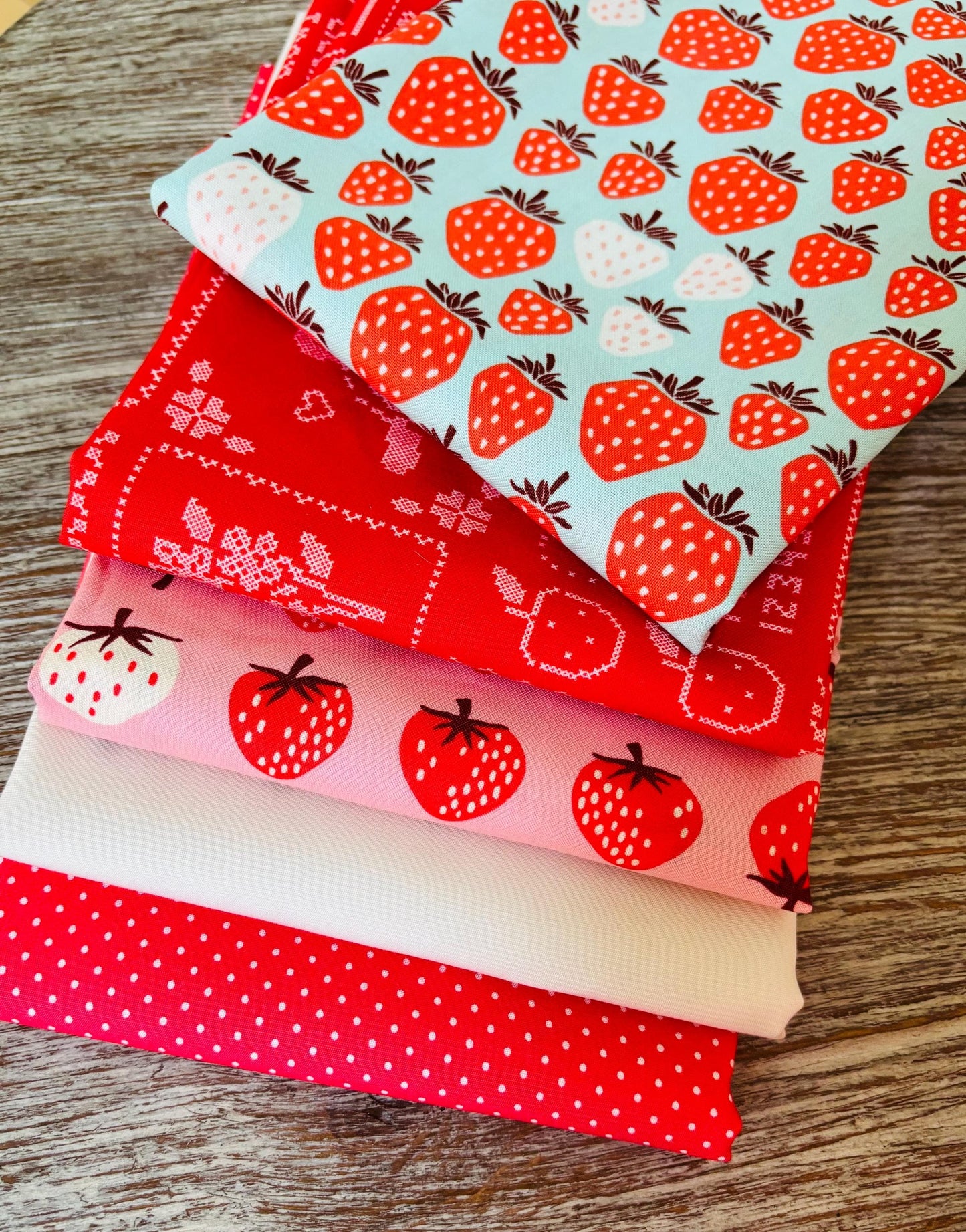 Strawberries and cream | Fat quarters bundles 5 fabrics | AGF Ruby star Kimberly Kight
