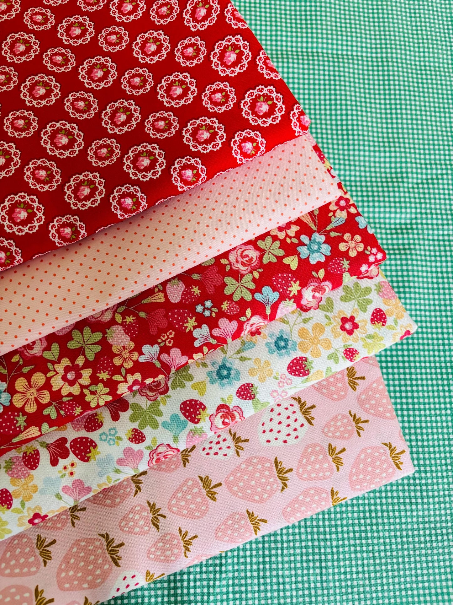 Strawberry overload on repeat - seasonal - 19 fat quarter bundle - Strawberry - AGF - plaid Poppie cotton under the apple tree