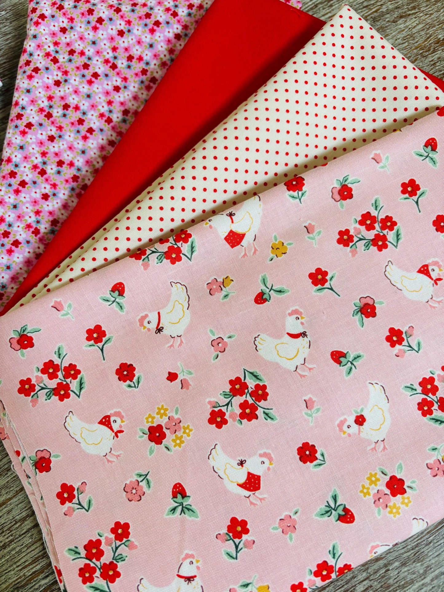 Henhouse XOXO - 7 fat quarter - Smitten chicken farmhouse fancy AGF Plaid