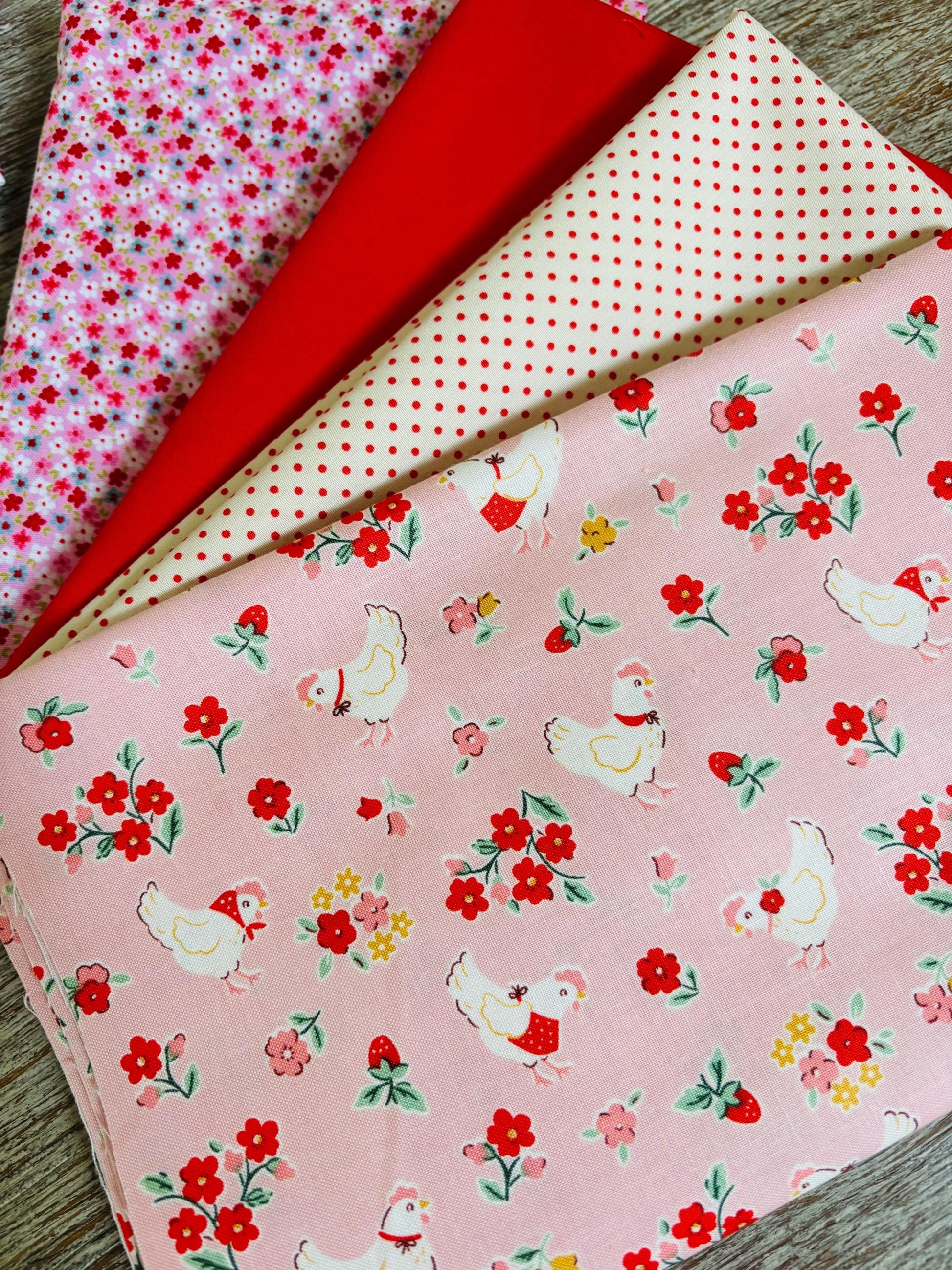 Henhouse XOXO - 7 fat quarter - Smitten chicken farmhouse fancy AGF Plaid