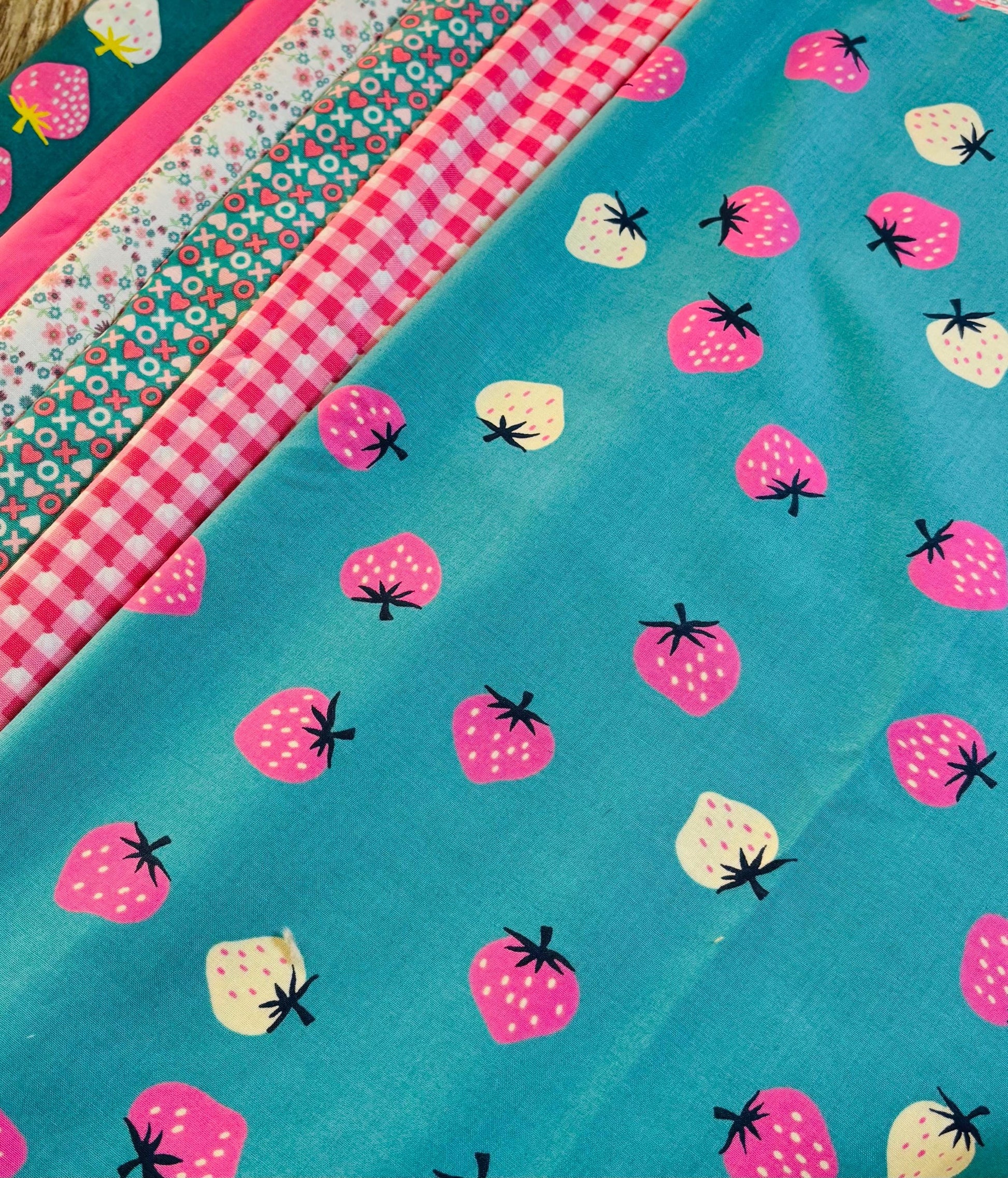 Splash of pink - 6 fat quarter bundle strawberry gingham smitten chicken ruby star