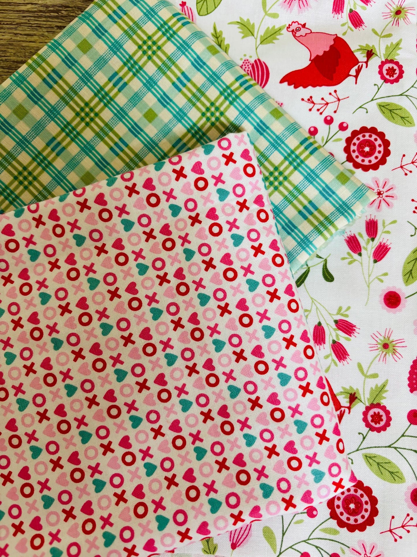 Henhouse XOXO - 7 fat quarter - Smitten chicken farmhouse fancy AGF Plaid