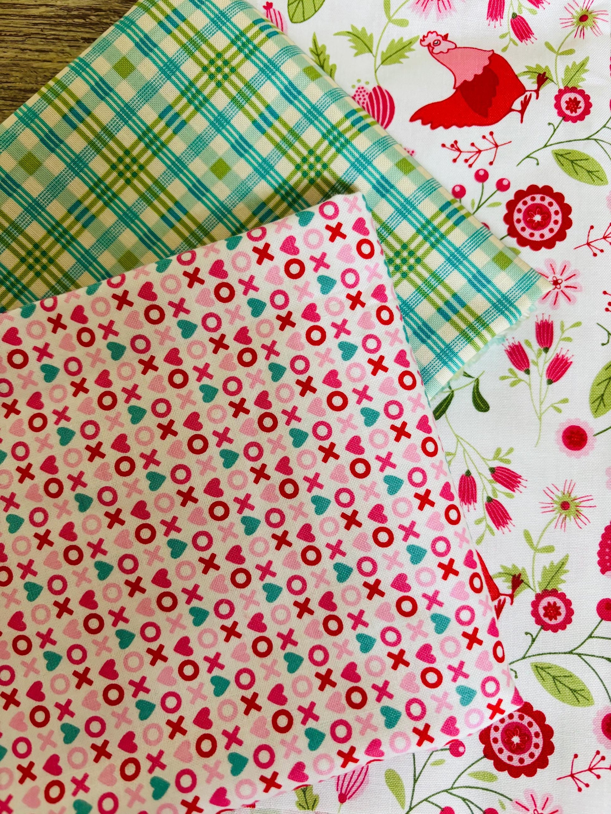 Henhouse XOXO - 7 fat quarter - Smitten chicken farmhouse fancy AGF Plaid