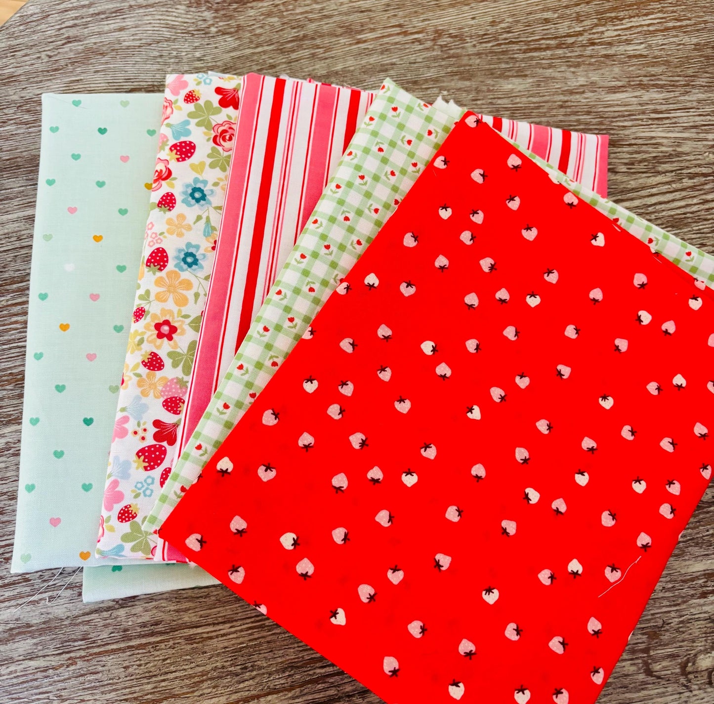Strawberry love - 5 fat quarter bundle - Poppie Cotton and more