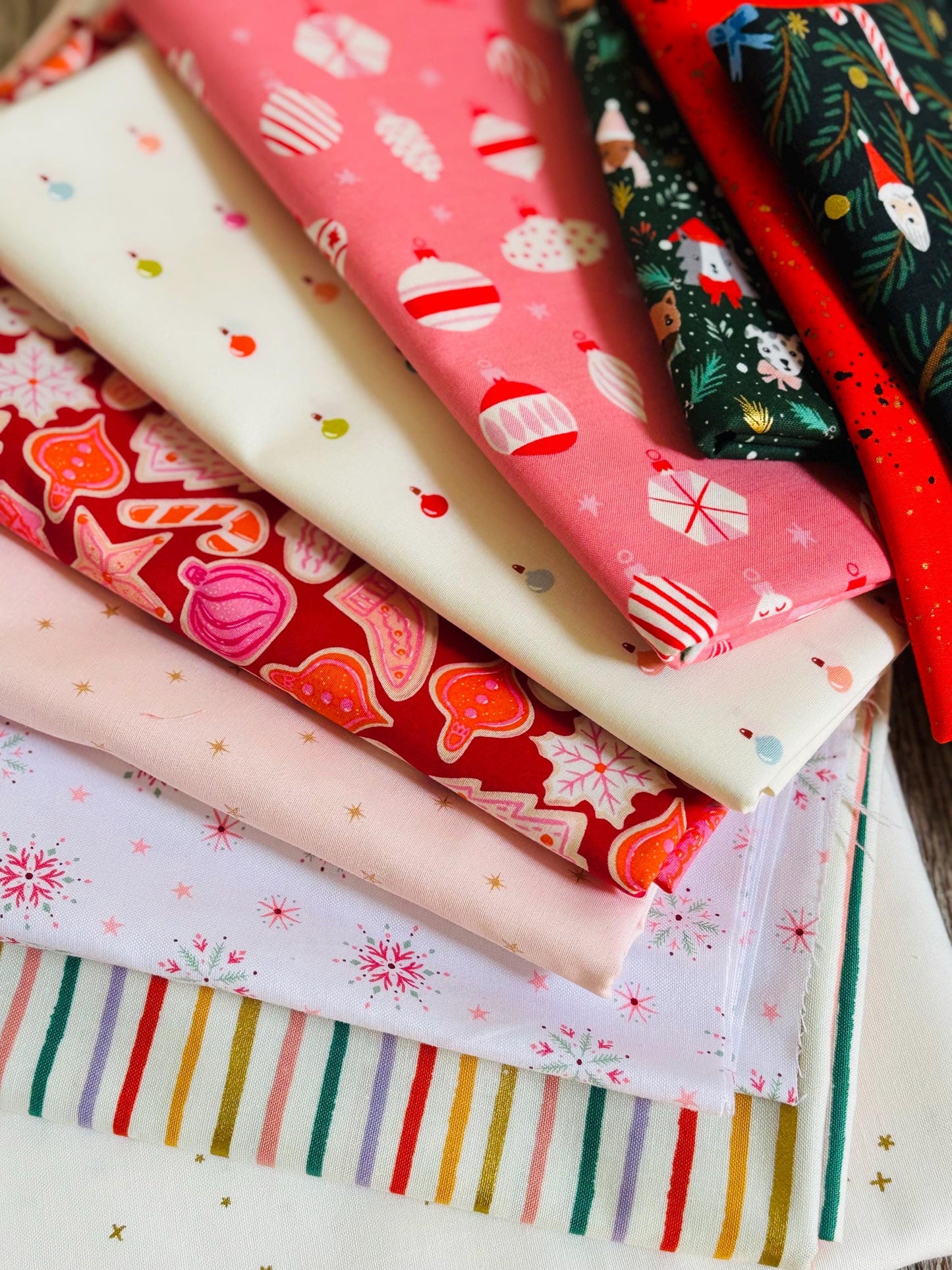 Decorate the tree - 10 fat quarter holiday bundle