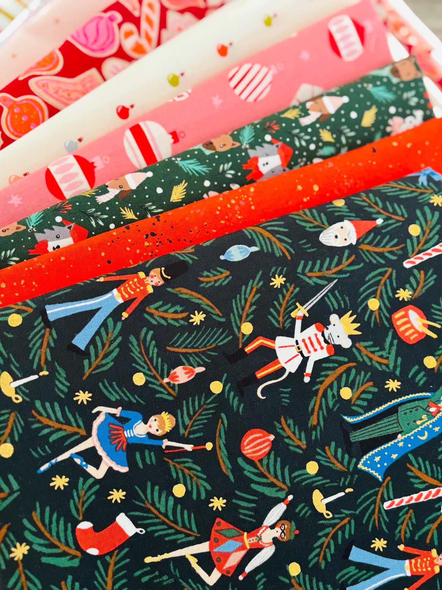 Decorate the tree - 10 fat quarter holiday bundle