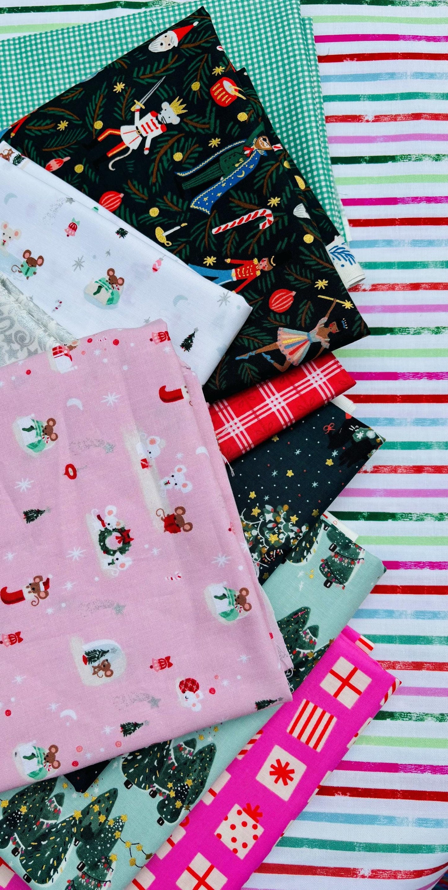 Little christmas mouse - 10 fat quarter holiday bundle