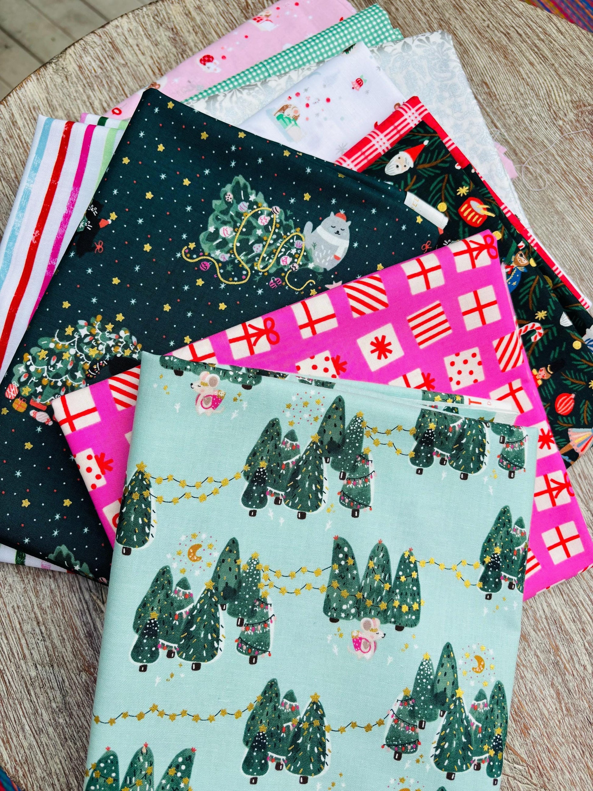 Little christmas mouse - 10 fat quarter holiday bundle