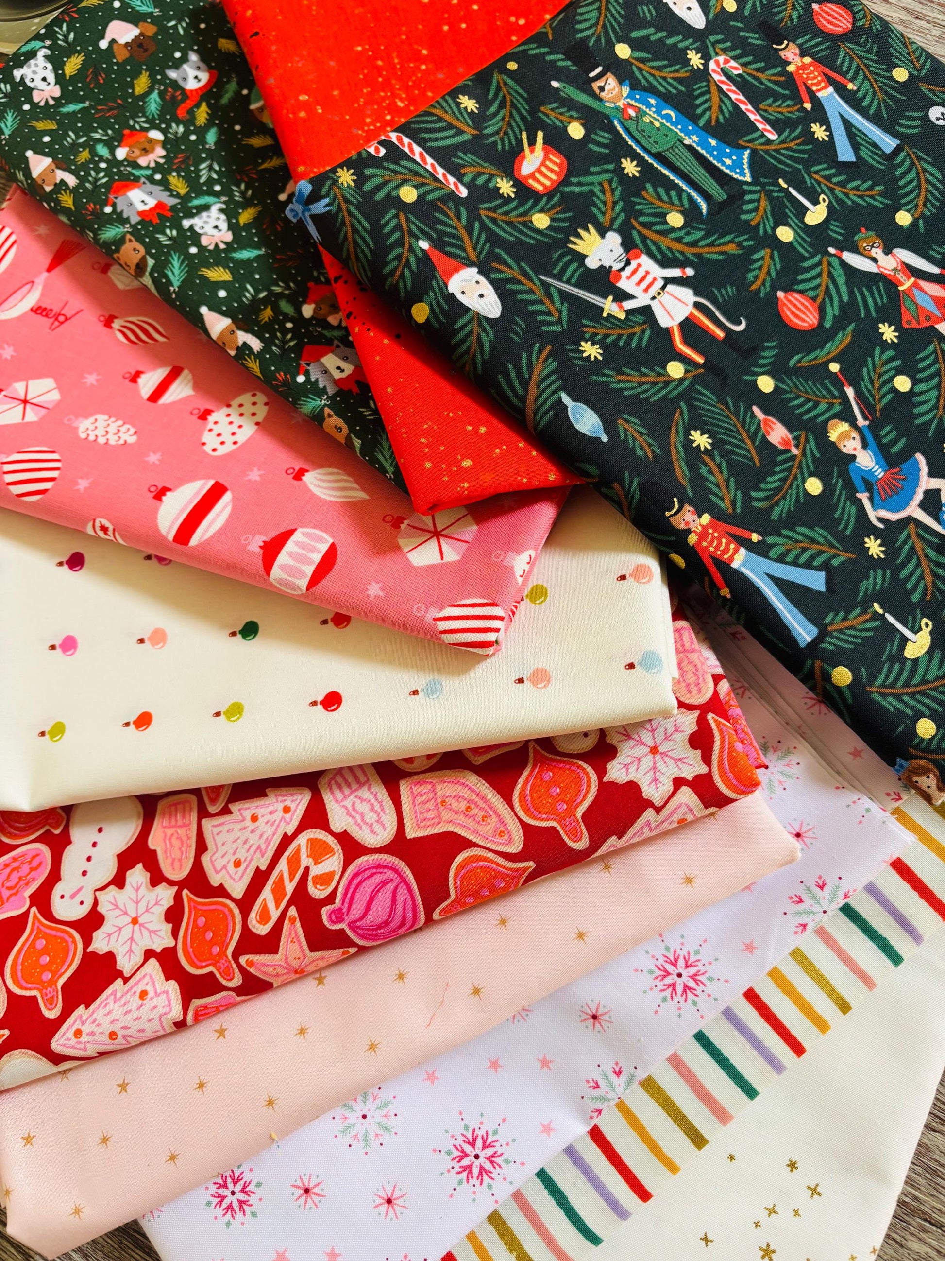 Decorate the tree - 10 fat quarter holiday bundle